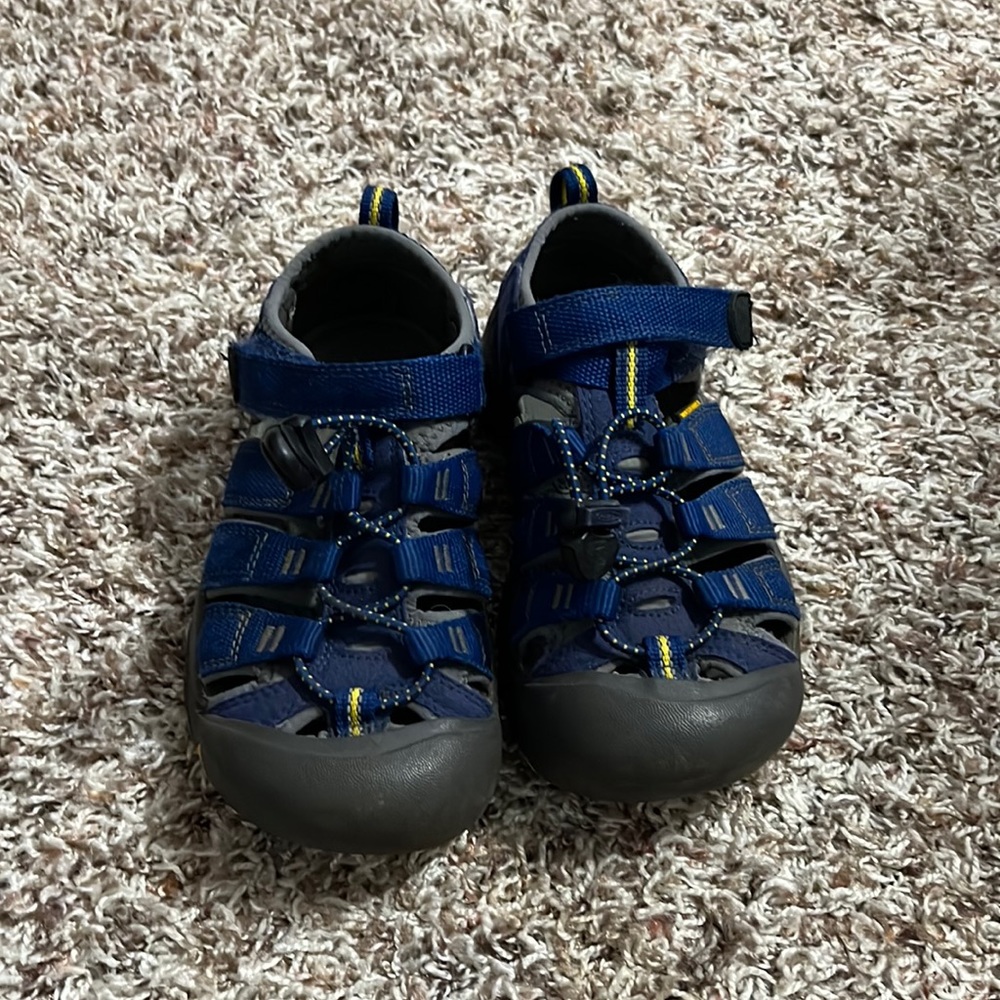 Boys size 1 keen sandals